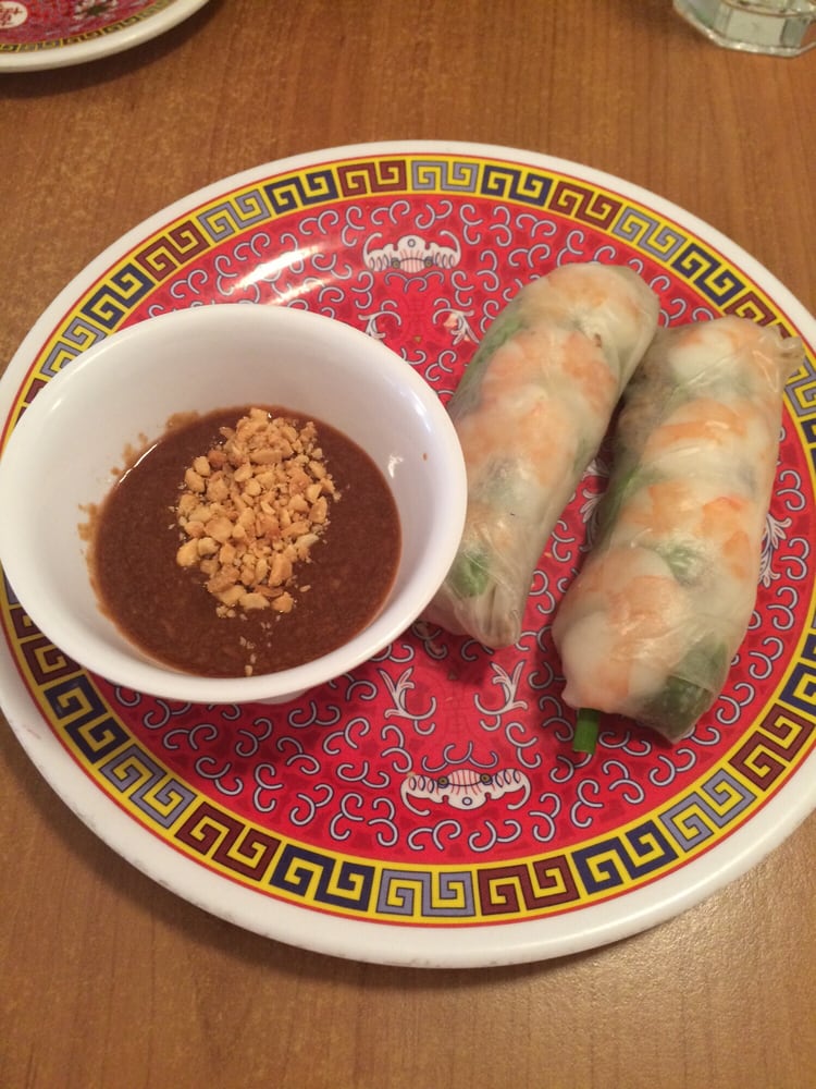 Fresh spring rolls with peanut dipping sauce